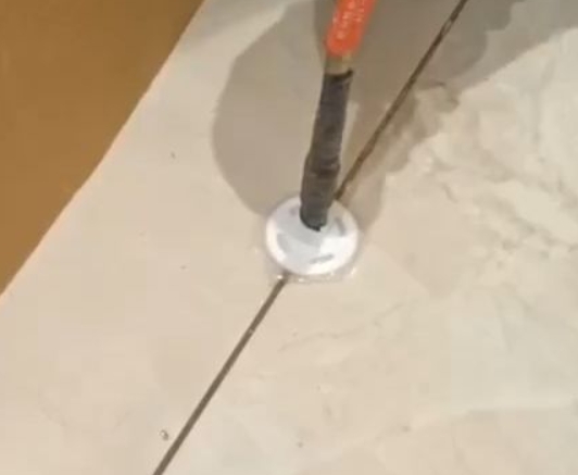 响水瓷砖空鼓维修公司专业解答瓷砖在铺贴过程中，如果没有涂抹均匀到位的粘结材料（如水泥砂浆或瓷砖胶），可能会导致以下问题
